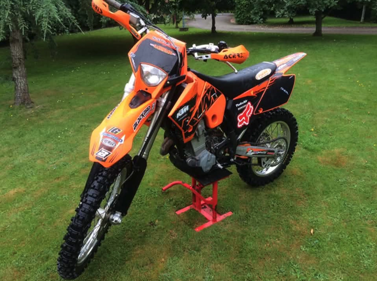 The same KTM from the front, Acerbis handguards and headlight